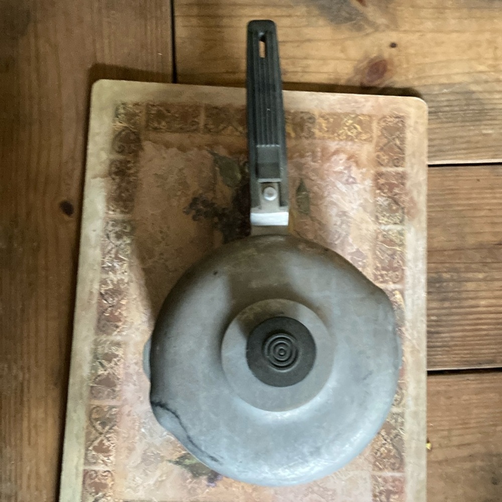 Vintage Magnalite pot with lid and spouts 2 quarts